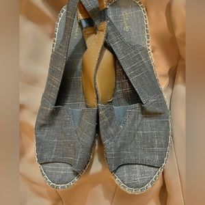 Clarks women’s Petrina Lulu sandal. Denim blue, size 102